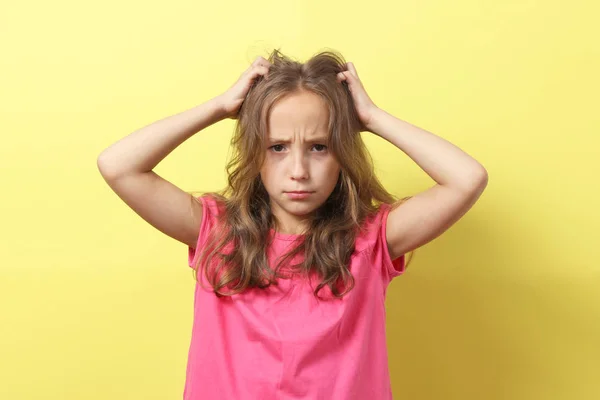 Girl Scratching Her Head Colored Background — Stock Photo, Image
