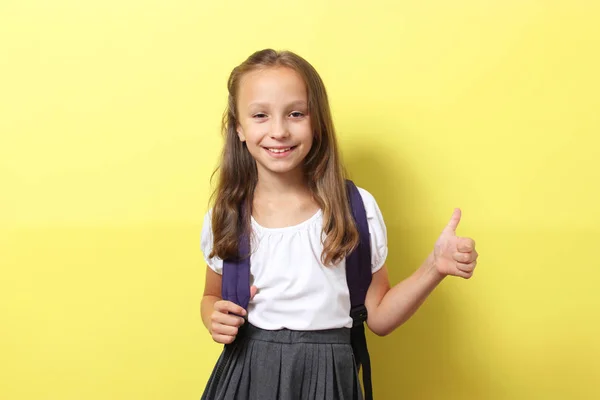 Cute Uśmiechnięta Uczennica Szkolnym Plecakiem Kolorowym Tle Powrót Koncepcji Szkoły — Zdjęcie stockowe