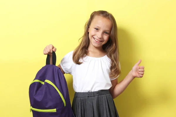 Bonito Sorrir Estudante Com Uma Mochila Escola Fundo Colorido Voltar — Fotografia de Stock