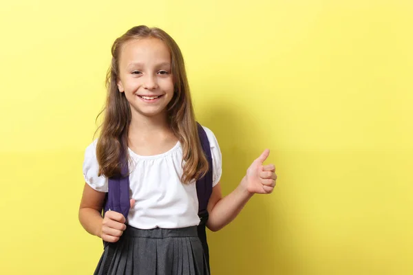 Schattig Lachend Schoolmeisje Met Een Schoolrugzak Een Gekleurde Achtergrond Terug — Stockfoto