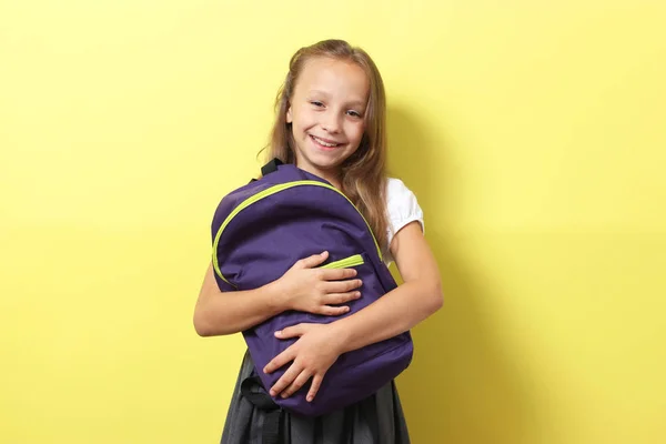 Coupez Une Écolière Souriante Avec Sac Dos Sur Fond Coloré — Photo