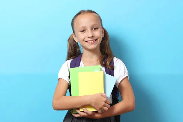 Quita Chica Escuela Sonriente Con Una Mochila Escuela Fondo Coloreado —  Fotos de Stock