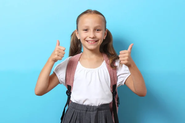 Cute Uśmiechnięta Uczennica Szkolnym Plecakiem Kolorowym Tle Powrót Koncepcji Szkoły — Zdjęcie stockowe