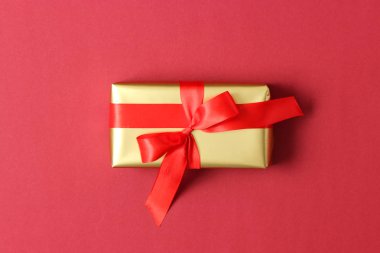 Renkli arkaplan görünümlü hediye kutusu.