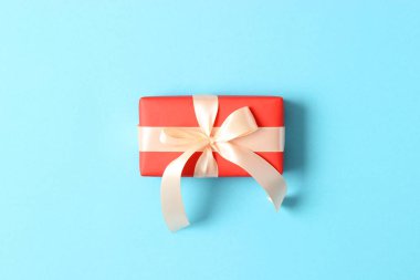 Renkli arkaplan görünümlü hediye kutusu.