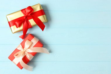 Renkli arkaplan görünümlü hediye kutusu.