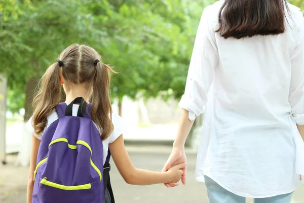 Mor Tar Sitt Barn Till Skolan — Stockfoto