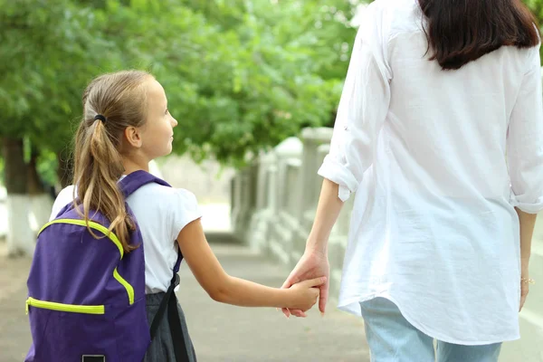 Mor Tar Sitt Barn Till Skolan — Stockfoto