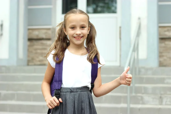 Schattig Schoolmeisje Met Een Schoolrugzak Het Schoolplein — Stockfoto