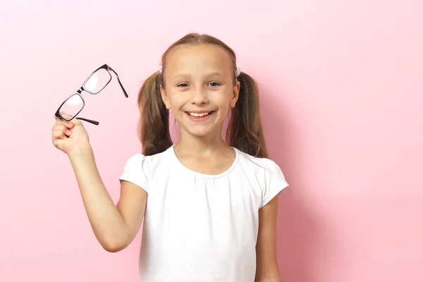 一个戴着彩色背景眼镜的可爱微笑女孩的画像 — 图库照片