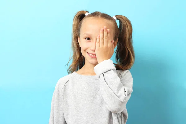 Mały Cute Wesoły Dziewczyna Przechodzi Test Wzroku Biurze Okulisty — Zdjęcie stockowe