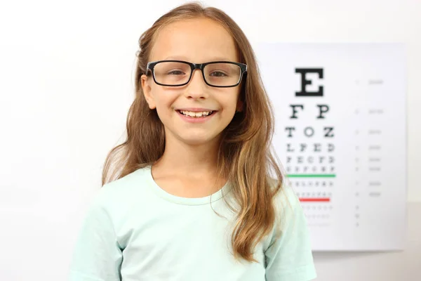 Pequeno Bonito Alegre Menina Passa Olho Teste Escritório Oftalmologista — Fotografia de Stock