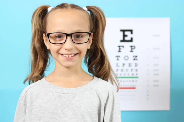 Pequeno Bonito Alegre Menina Passa Olho Teste Escritório Oftalmologista — Fotografia de Stock