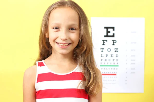 Pequeno Bonito Alegre Menina Passa Olho Teste Escritório Oftalmologista — Fotografia de Stock