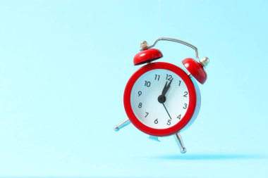 Renkli bir arkaplanda mekanik alarm saati