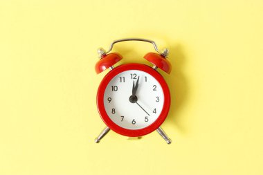 Renkli bir arkaplanda mekanik alarm saati