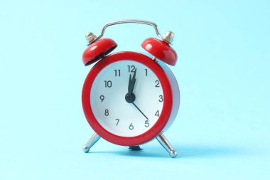 Renkli bir arkaplanda mekanik alarm saati