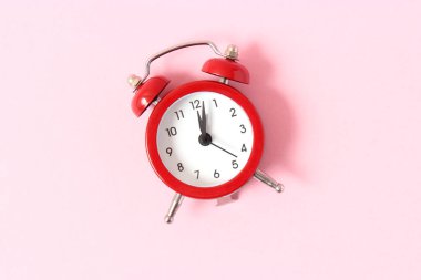 Renkli bir arkaplanda mekanik alarm saati