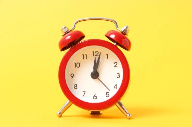 Renkli bir arkaplanda mekanik alarm saati