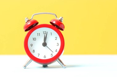Renkli bir arkaplanda mekanik alarm saati