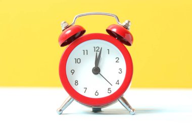 Renkli bir arkaplanda mekanik alarm saati