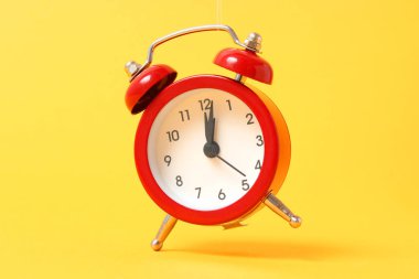 Renkli bir arkaplanda mekanik alarm saati