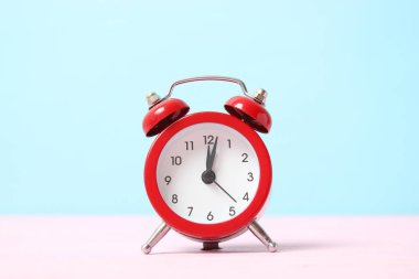 Renkli bir arkaplanda mekanik alarm saati