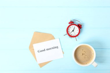 Çalar saat ve kahve renkli bir arka plan görünümünde.