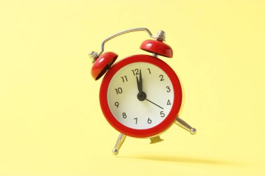 Renkli bir arkaplanda mekanik alarm saati