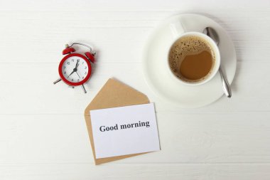 Çalar saat ve kahve renkli bir arka plan görünümünde.