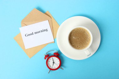 Çalar saat ve kahve renkli bir arka plan görünümünde.