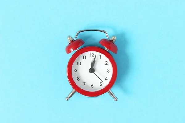 Renkli Bir Arkaplanda Mekanik Alarm Saati — Stok fotoğraf