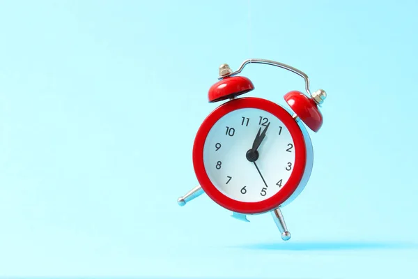 Mechanical Alarm Clock Colored Background — kuvapankkivalokuva