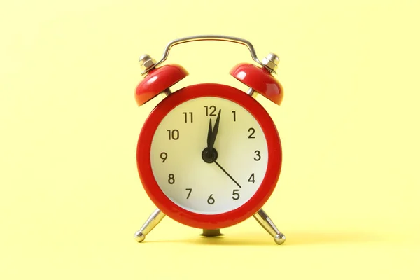 Mechanical Alarm Clock Colored Background — kuvapankkivalokuva