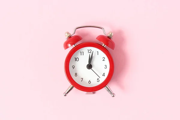 Mechanical Alarm Clock Colored Background — kuvapankkivalokuva