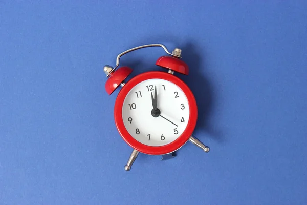 Renkli Bir Arkaplanda Mekanik Alarm Saati — Stok fotoğraf