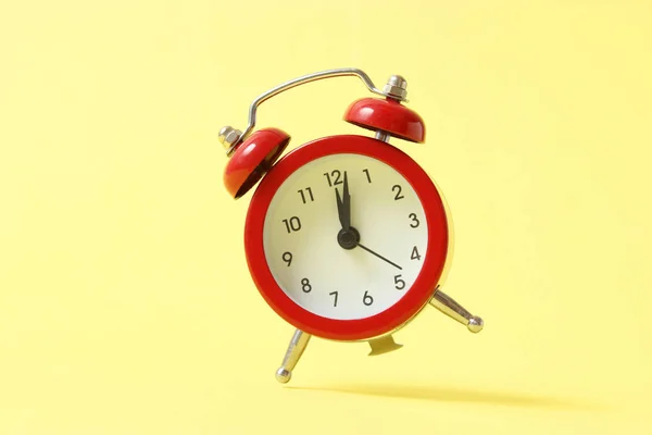 Mechanical Alarm Clock Colored Background — kuvapankkivalokuva