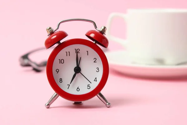 Reloj Alarma Fondo Color Una Taza Café Papelería —  Fotos de Stock