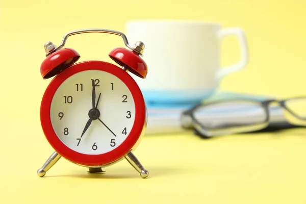 Reloj Alarma Fondo Color Una Taza Café Papelería —  Fotos de Stock