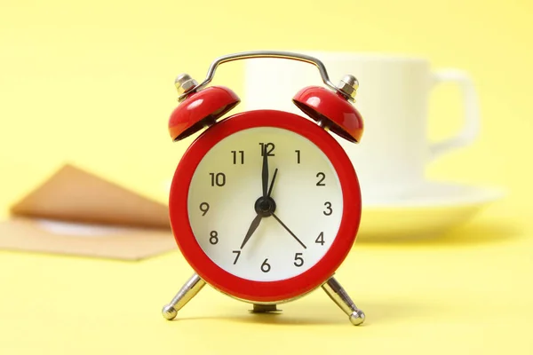 Reloj Alarma Fondo Color Una Taza Café Papelería —  Fotos de Stock