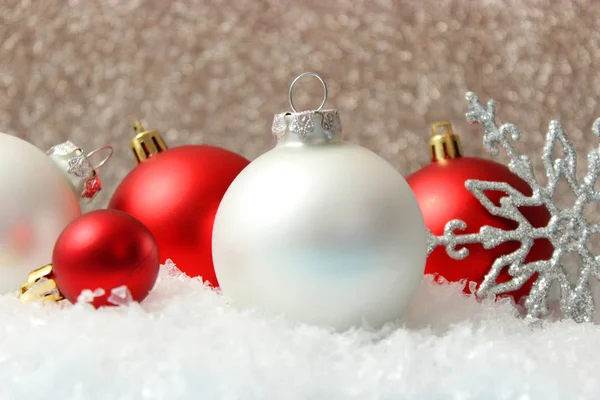 Χριστουγεννιάτικες Μπάλες Και Χιόνι Έγχρωμο Φόντο Χριστούγεννα Και Πρωτοχρονιά Φόντο — Φωτογραφία Αρχείου
