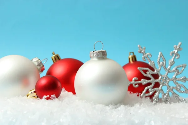 Елочные Шары Снег Цветном Фоне Рождество Новый Год Стоковое Изображение