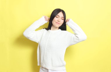 Renkli bir arka planda, sıcacık bir süveter içinde güzel bir kız..