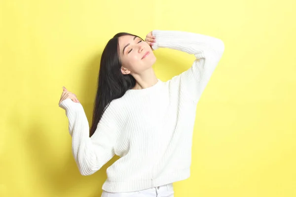 Schöne Mädchen Einem Warmen Gemütlichen Pullover Auf Farbigem Hintergrund — Stockfoto