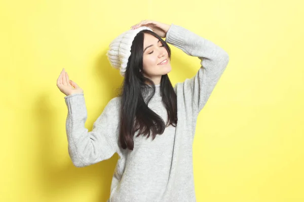 Schöne Mädchen Einem Warmen Gemütlichen Pullover Auf Farbigem Hintergrund — Stockfoto