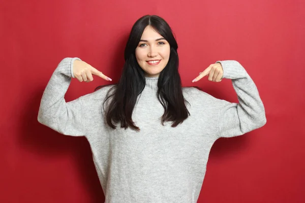 Bella Ragazza Caldo Maglione Accogliente Uno Sfondo Colorato — Foto Stock