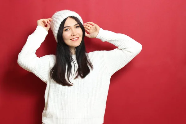 Schöne Mädchen Einem Warmen Gemütlichen Pullover Auf Farbigem Hintergrund — Stockfoto