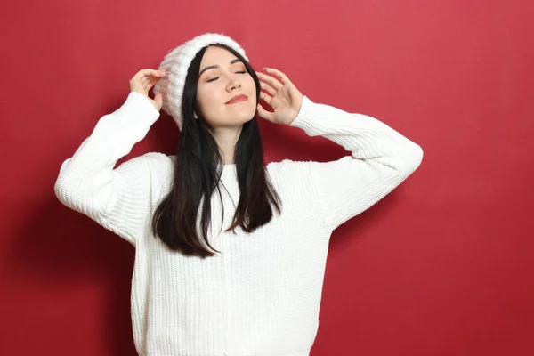 Schöne Mädchen Einem Warmen Gemütlichen Pullover Auf Farbigem Hintergrund — Stockfoto