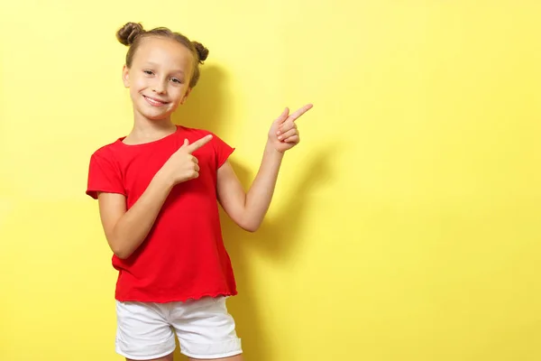 一个笑容可亲的小女孩穿着时髦的衣服 背景是彩色的 — 图库照片