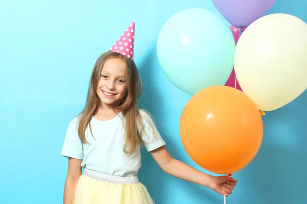 Portret Małej Uroczej Dziewczynki Świątecznej Czapce Balonami Kolorowym Tle Urodziny — Zdjęcie stockowe